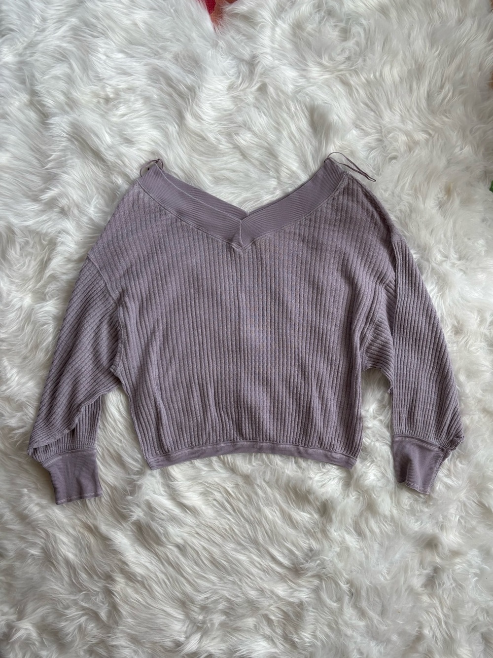 We The Free Cropped V-Neck Waffle Knit Sweater in Dusty Lavender MEDIUM BOHO
